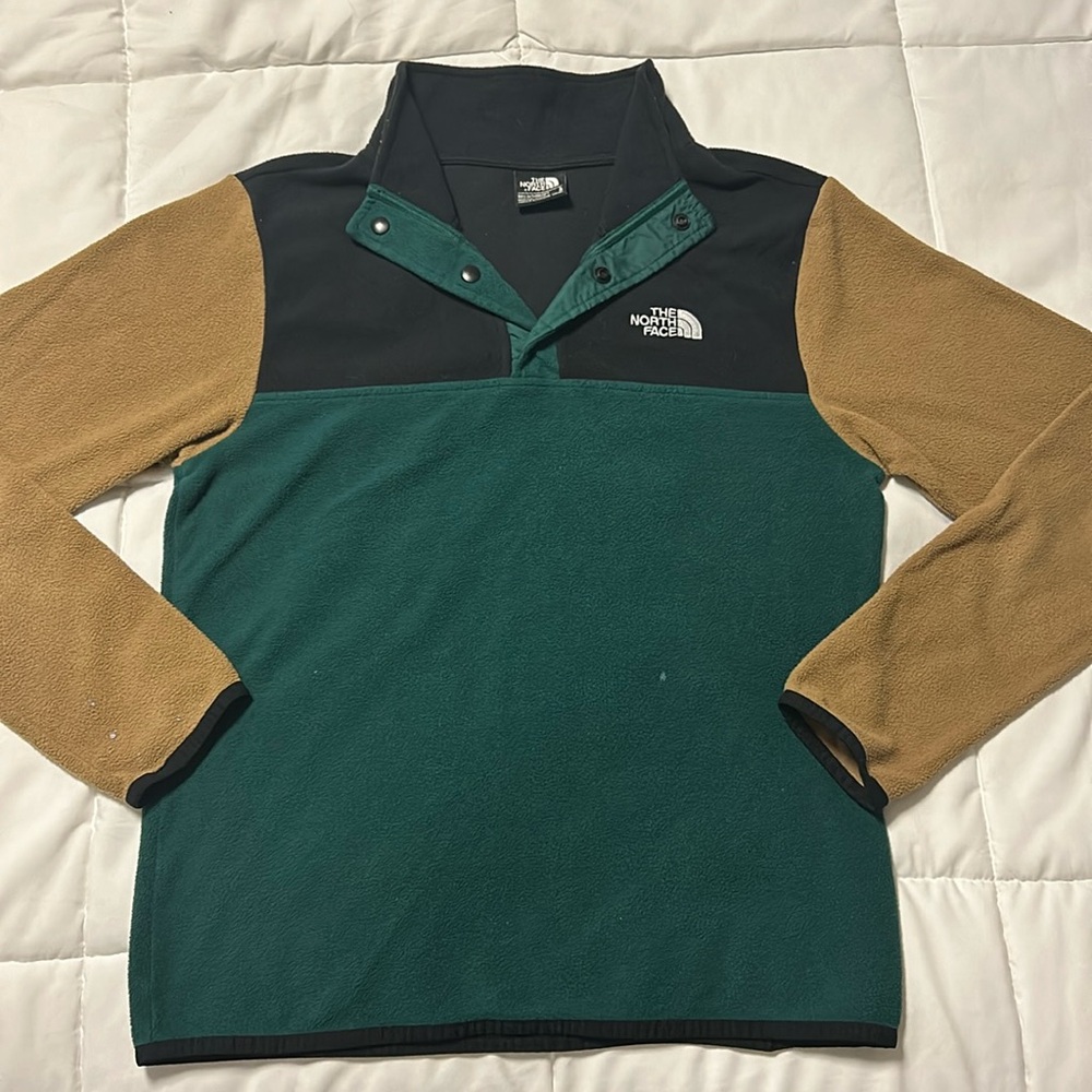 Comfortable sweater, buttons at the neck
